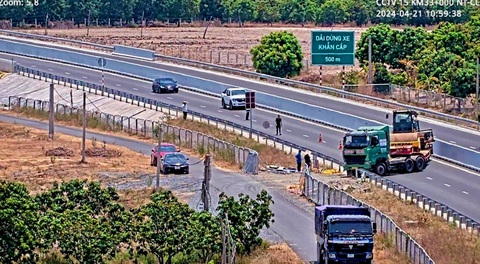 Tự ý tháo hộ lan trên cao tốc Nha Trang - Cam Lâm làm trạm dừng nghỉ- Ảnh 2. Phần lan can phòng hộ trên đường bộ cao tốc Nha Trang - Cam Lâm bị đơn vị thi công tháo dỡ - Ảnh: Khu quản lý đường bộ III