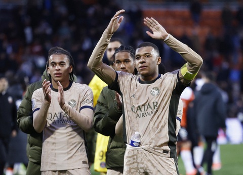 Tin tức thể thao sáng 25-4: Man United thắng trận dù Onana mắc sai lầm- Ảnh 3. Mbappe (phải) duy trì phong độ ấn tượng - Ảnh: REUTERS