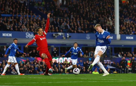 Liverpool đầu hàng cuộc đua vô địch Premier League- Ảnh 2. Branthwaite ghi bàn mở tỉ số - Ảnh: REUTERS