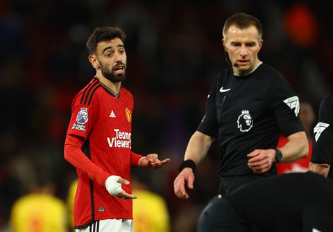 Tin tức thể thao sáng 25-4: Man United thắng trận dù Onana mắc sai lầm- Ảnh 1. Bruno Fernandes (trái) tỏa sáng bù đắp cho sai lầm của Onana - Ảnh: REUTERS