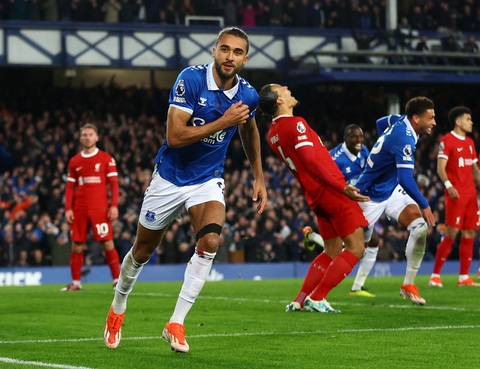 Liverpool đầu hàng cuộc đua vô địch Premier League- Ảnh 4. Calvert-Lewin ăn mừng bàn thắng - Ảnh: REUTERS