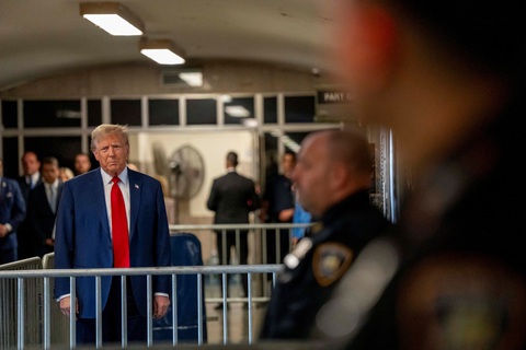 Nhân chứng nghi án ông Trump dùng tiền 'bịt miệng' diễn viên, người mẫu Playboy khai gì?- Ảnh 1. Cựu tổng thống Mỹ Donald Trump xuất hiện tại Tòa án hình sự ở quận Manhattan, New York hôm 25-4 - Ảnh: REUTERS