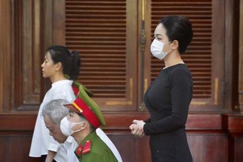 Hủy các hợp đồng giữa bà Kim Oanh, các bị hại và ông Trần Quí Thanh- Ảnh 2. Bị cáo Trần Ngọc Bích (phải) chịu 3 năm tù nhưng được hưởng án treo - Ảnh: HỮU HẠNH
