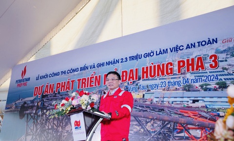 Mỏ Đại Hùng pha 3: Sau 2,3 triệu giờ an toàn, chuẩn bị chiến dịch thi công trên biển- Ảnh 2. Chủ tịch HĐTV Petrovietnam Lê Mạnh Hùng phát biểu tại buổi lễ