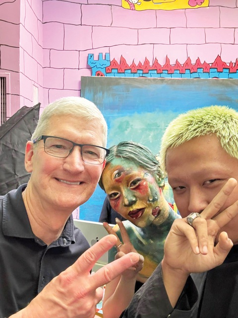 Phương Vũ: Sơn Đầu Hỏa gen Z- Ảnh 9. Giám đốc điều hành Apple Tim Cook (bìa trái) ghé thăm “đại bản doanh” của Antiantiart