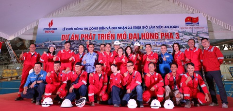 Mỏ Đại Hùng pha 3: Sau 2,3 triệu giờ an toàn, chuẩn bị chiến dịch thi công trên biển- Ảnh 5. Tập thể CBCNV tham gia dự án thể hiện quyết tâm hoàn thành dự án vượt tiến độ đề ra
