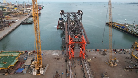 Mỏ Đại Hùng pha 3: Sau 2,3 triệu giờ an toàn, chuẩn bị chiến dịch thi công trên biển- Ảnh 3. Hạ thủy chân đế giàn Đại Hùng 01 tháng 4/2024