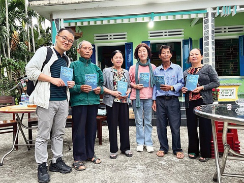 Dưới bóng cây da dù: Màu hòa bình trong câu chuyện chiến tranh- Ảnh 5. Đại diện Quỹ hòa bình Hàn - Việt cùng nhà văn Kim Yi Jeong tặng sách cho nạn nhân và thân nhân ở làng Phong Nhị - Ảnh: Quỹ hòa bình cung cấp
