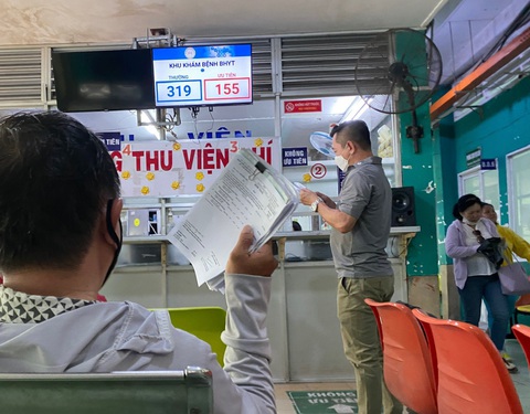 Bị cắt bảo hiểm y tế tự nguyện khi mua bảo hiểm bắt buộc có được trả lại tiền?- Ảnh 1. Bệnh nhân khám chữa bệnh chờ đóng tiền tại Bệnh viện quận Phú Nhuận - Ảnh: TỰ TRUNG