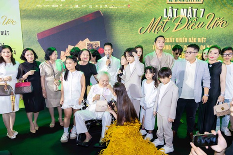 Mẹ ruột 99 tuổi cùng anh chị em Lý Hải lần đầu đi thảm đỏ ra mắt phim- Ảnh 2. Ánh mắt, cử chỉ mà Minh Hà dành cho mẹ chồng đã khiến nhiều người xúc động trước tình cảm mẹ chồng nàng dâu