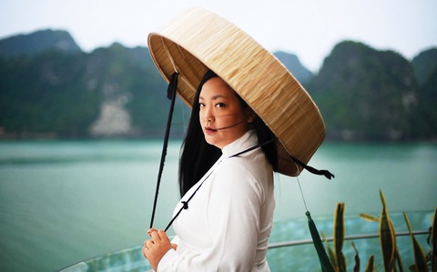 Amanda Nguyen diện áo dài và nón ba tầm khi đến thăm vịnh Hạ Long Ảnh: Facebook nhân vật Amanda Nguyen diện áo dài và nón ba tầm khi đến thăm vịnh Hạ Long - Ảnh: Facebook nhân vật