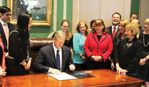 Thống đốc bang Massachussetts Charlie Baker ký thông qua dự luật về quyền của nạn nhân bị tấn công tình dục của Amanda tại bang này vào năm 2016 - Ảnh: NBC News Thống đốc bang Massachussetts Charlie Baker ký thông qua dự luật về quyền của nạn nhân bị tấn công tình dục của Amanda tại bang này vào năm 2016 - Ảnh: NBC News
