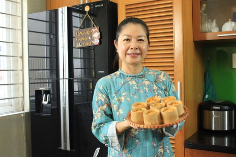 Nghệ nhân ẩm thực Kim Oanh và bánh dưa hường hấp ống tre - Ảnh: NVCC Nghệ nhân ẩm thực Kim Oanh và bánh dưa hường hấp ống tre - Ảnh: NVCC