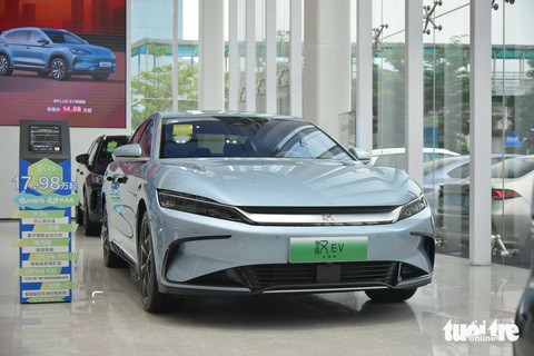 BYD Han EV sẽ về Việt Nam: 605km/lần sạc, giá quy đổi ngang Mazda6 nhưng to ngang 5-Series- Ảnh 1. Tuy giá bán ngang xe hạng D, BYD Han EV có kích thước tương đương BMW 5-Series hay Mercedes-Benz E-Class. Thông số nhà sản xuất công bố là 4.995 x 1.910 x 1.495 (mm), chiều dài cơ sở 2.920mm. Nếu về Việt Nam, BYD Han EV hiện nay chưa có đối thủ trực tiếp, bởi phân khúc sedan hạng E, thậm chí phân khúc hạng D, vẫn chưa có mẫu xe thuần điện. Còn xét về kiểu dáng, Han EV trông giống Porsche Taycan hơn bởi phần đuôi vuốt kiểu coupe.