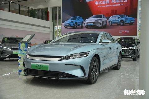 BYD Han EV sẽ về Việt Nam: 605km/lần sạc, giá quy đổi ngang Mazda6 nhưng to ngang 5-Series- Ảnh 2. Là dòng xe flagship của BYD, Han EV sở hữu nhiều trang bị hiện đại và tinh xảo. Phía trước là cụm đèn LED thanh mảnh với dải mạ chrome sáng mở rộng sang hai bên.