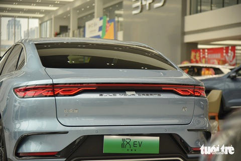 BYD Han EV sẽ về Việt Nam: 605km/lần sạc, giá quy đổi ngang Mazda6 nhưng to ngang 5-Series- Ảnh 4. Cụm đèn hậu dễ gợi nhớ đến Porsche Taycan hay Panamera. Dẫu vậy, họa tiết LED hình sợi xích ở đèn hậu đã giữ lại nét riêng cho BYD Han EV.