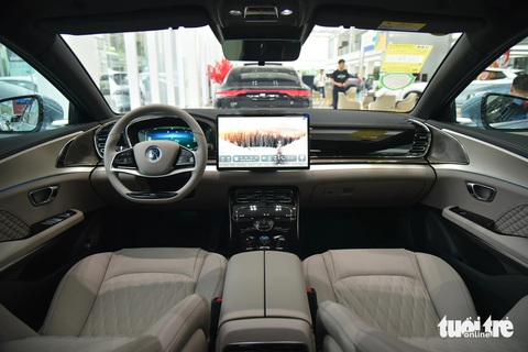 BYD Han EV sẽ về Việt Nam: 605km/lần sạc, giá quy đổi ngang Mazda6 nhưng to ngang 5-Series- Ảnh 5. Nội thất đi theo hướng hiện đại và sang trọng, khác hẳn những mẫu xe khác cùng nhà BYD. Toàn bộ cabin được ốp gỗ và bọc da Nappa, điểm xuyết thêm những chi tiết thêu hình quả trám giúp tạo điểm nhấn.