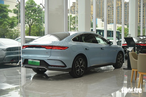 BYD Han EV sẽ về Việt Nam: 605km/lần sạc, giá quy đổi ngang Mazda6 nhưng to ngang 5-Series- Ảnh 12. Về trang bị an toàn, BYD Han EV được trang bị 11 túi khí, phanh ABS, ESP, EBD, chức năng nhận diện biển báo giao thông, tự động phanh khẩn cấp, điều khiển hành trình thích ứng, cảnh báo đâm va trước, cảnh báo chuyển làn đường, hỗ trợ giữ làn chủ động, cảnh báo đâm va phía sau, kiểm soát điểm mù, hỗ trợ tắc nghẽn giao thông TJA…