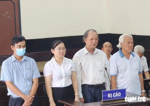 Nhận 'lại quả' của Việt Á, cựu giám đốc CDC Tiền Giang hầu tòa- Ảnh 1. Các bị cáo Uy, Tuyền, Bình và Chơn (từ trái qua phải) tại phiên tòa sơ thẩm - Ảnh: HOÀI THƯƠNG