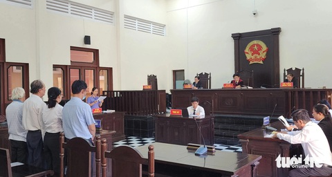 Nhận 'lại quả' của Việt Á, cựu giám đốc CDC Tiền Giang hầu tòa- Ảnh 2. Quang cảnh phiên tòa xét xử các bị cáo - Ảnh: HOÀI THƯƠNG