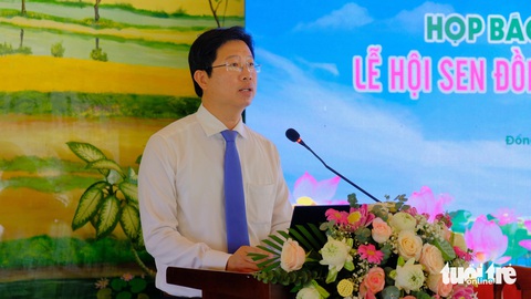 Đồng Tháp công bố bản đồ số về sen tại Lễ hội Sen lần thứ 2- Ảnh 1. Ông Huỳnh Minh Tuấn - phó chủ tịch UBND tỉnh Đồng Tháp - thông tin tại họp báo - Ảnh: ĐẶNG TUYẾT