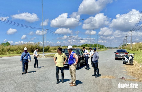 Khảo sát khu vực đề xuất mở rào để rút ngắn đường vào cảng Sài Gòn - Hiệp Phước- Ảnh 2. Sở Giao thông vận tải TP.HCM cùng các bên liên quan đã khảo sát nút giao D3 - D24 (trong Khu công nghiệp Nhà Bè) - Ảnh: CHÂU TUẤN