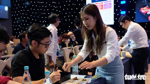 Cổ đông nấu cơm và lẩu ăn ngay tại đại hội, Masan muốn bán món Việt gom về tỉ đô- Ảnh 1. Cổ đông làm cơm tự chín và lẩu bắp bò riêu cua tự sôi tại khu vực vừa diễn ra đại hội. Tập đoàn Masan dự kiến đưa công ty chuyên về hàng tiêu dùng - Masan Consumer Holdings niêm yết trên sàn chứng khoán TP.HCM - Ảnh: BÔNG MAI