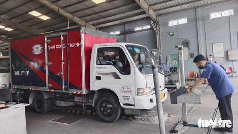 Đăng kiểm sắp vào cao điểm, làm gì để tránh 'đưa xe đến lại đưa về'- Ảnh 1. Ngày 25-4, các trung tâm đăng kiểm tại TP.HCM vẫn hoạt động ổn định, lượng xe đến kiểm định chưa vượt quá công suất - Ảnh: THU DUNG