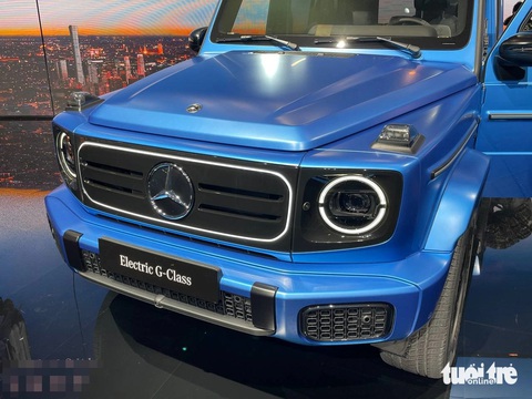 Chi tiết Mercedes-Benz G-Class thuần điện: Đi 476km/lần sạc, xoay 360 độ tại chỗ, off-road cực chất- Ảnh 2. Vóc dáng tổng thể tương tự G-Class thường, nhưng được tối ưu khí động học hơn như nắp ca-pô nâng cao một chút hay hốc gió điều hướng gần vòm bánh sau.