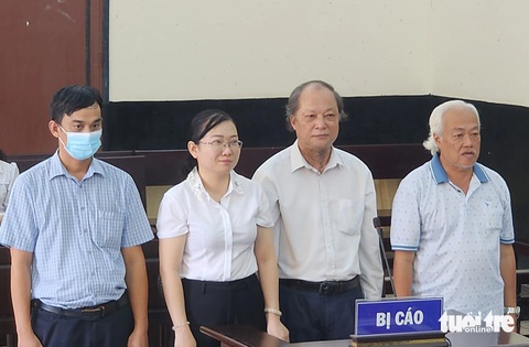 Nhận 'lại quả' của Việt Á nhưng 4 bị cáo ở CDC Tiền Giang được miễn hình phạt- Ảnh 1. Các bị cáo Uy, Tuyền, Bình và Chơn (từ trái qua phải) tại phiên tòa sơ thẩm - Ảnh: HOÀI THƯƠNG