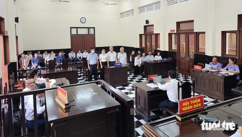 Nhận 'lại quả' của Việt Á nhưng 4 bị cáo ở CDC Tiền Giang được miễn hình phạt- Ảnh 2. Quang cảnh phiên tòa xét xử các bị cáo - Ảnh: HOÀI THƯƠNG