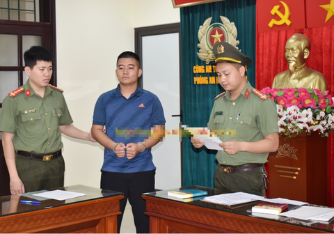 Bị bắt vì nổ súng ‘thị uy’ trong lúc đi đòi nợ- Ảnh 2. Vũ Minh Tiến tại cơ quan công an - Ảnh: ĐỨC THẮNG