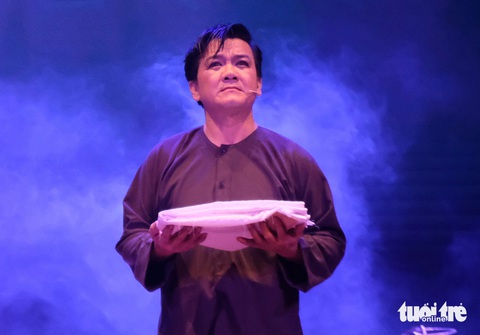 Nghệ sĩ Lê Tứ trong vai Lê Hồng Phong, vở Câu hò đất mẹ, một vở diễn về đề tài cách mạng hay của Nhà hát cải lương Trần Hữu Trang - Ảnh: LINH ĐOAN Nghệ sĩ Lê Tứ trong vai Lê Hồng Phong, vở Câu hò đất mẹ, một vở diễn về đề tài cách mạng hay của Nhà hát cải lương Trần Hữu Trang - Ảnh: LINH ĐOAN