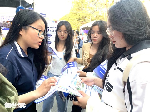 Trường đại học Khoa học xã hội và Nhân văn TP.HCM tăng học phí, cao nhất 60 triệu đồng/năm- Ảnh 1. Thí sinh tìm hiểu thông tin tuyển sinh năm 2024 của Trường đại học Khoa học xã hội và Nhân văn TP.HCM. Năm nay nhà trường tiếp tục tăng học phí - Ảnh: TRẦN HUỲNH