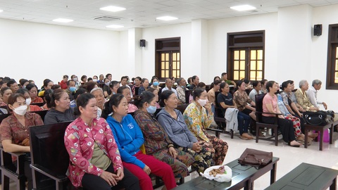 Người phụ nữ mở 79 dây hụi, lừa đảo 15 tỉ đồng- Ảnh 2. Rất nhiều bị hại có mặt trong phiên xét xử Ong Thị Bích Ngọc - Ảnh: TIẾN LUẬN