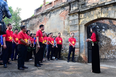 Bí thư Trung ương Đoàn Nguyễn Tường Lâm cùng đoàn Hành trình Điện Biên Phủ nghe các câu chuyện về những người chiến sĩ cộng sản tại nhà tù Sơn La - Ảnh: HÀ QUÂN Bí thư Trung ương Đoàn Nguyễn Tường Lâm cùng đoàn đại biểu nghe các câu chuyện về những người chiến sĩ cộng sản kiên trung tại nhà tù Sơn La - Ảnh: HÀ QUÂN