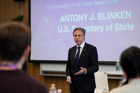 Ông Blinken thăm Trung Quốc giữa thế lưỡng nan vì TikTok, Đài Loan, Ukraine- Ảnh 1. Ngoại trưởng Mỹ Antony Blinken nói chuyện với sinh viên tại TP Thượng Hải (Trung Quốc) ngày 25-4 - Ảnh: REUTERS