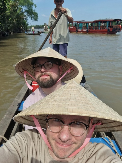Calum Dalton (ngồi trước) đội nón lá tham quan Đồng bằng sông Cửu Long ở Việt Nam - Ảnh NVCC Calum Dalton (ngồi trước) đội nón lá tham quan Đồng bằng sông Cửu Long ở Việt Nam - Ảnh do nhân vật cung cấp