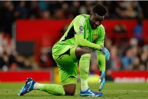 Cổ động viên Man Utd: Onana đâu phải thủ môn- Ảnh 1. Thủ môn Andre Onana tiếp tục mắc sai lầm khiến Man Utd bị thủng lưới - Ảnh: Getty