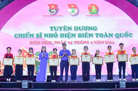 Anh Bùi Quang Huy - bí thư thứ nhất Trung ương Đoàn và chị Nguyễn Phạm Duy Trang - chủ tịch Hội đồng Đội Trung ương tặng bằng khen các Chiến sĩ Điện Biên tiêu biểu - Ảnh: HÀ QUÂN Anh Bùi Quang Huy - bí thư thứ nhất Trung ương Đoàn và chị Nguyễn Phạm Duy Trang - chủ tịch Hội đồng Đội trung ương - tặng bằng khen các Chiến sĩ nhỏ Điện Biên tiêu biểu - Ảnh: HÀ QUÂN
