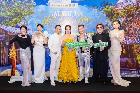 Mẹ ruột 99 tuổi cùng anh chị em Lý Hải lần đầu đi thảm đỏ ra mắt phim- Ảnh 8. Mẹ ruột 99 tuổi cùng anh chị em Lý Hải lần đầu đi thảm đỏ ra mắt phim- Ảnh 8.