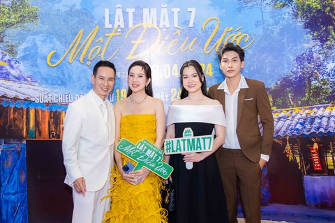 Mẹ ruột 99 tuổi cùng anh chị em Lý Hải lần đầu đi thảm đỏ ra mắt phim- Ảnh 9. Mẹ ruột 99 tuổi cùng anh chị em Lý Hải lần đầu đi thảm đỏ ra mắt phim- Ảnh 9.