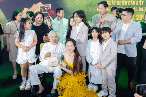 Mẹ ruột 99 tuổi cùng anh chị em Lý Hải lần đầu đi thảm đỏ ra mắt phim- Ảnh 5. Mẹ ruột 99 tuổi cùng anh chị em Lý Hải lần đầu đi thảm đỏ ra mắt phim- Ảnh 5.