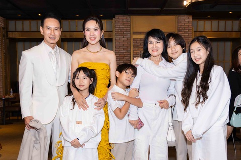 Mẹ ruột 99 tuổi cùng anh chị em Lý Hải lần đầu đi thảm đỏ ra mắt phim- Ảnh 4. Mẹ ruột 99 tuổi cùng anh chị em Lý Hải lần đầu đi thảm đỏ ra mắt phim- Ảnh 4.