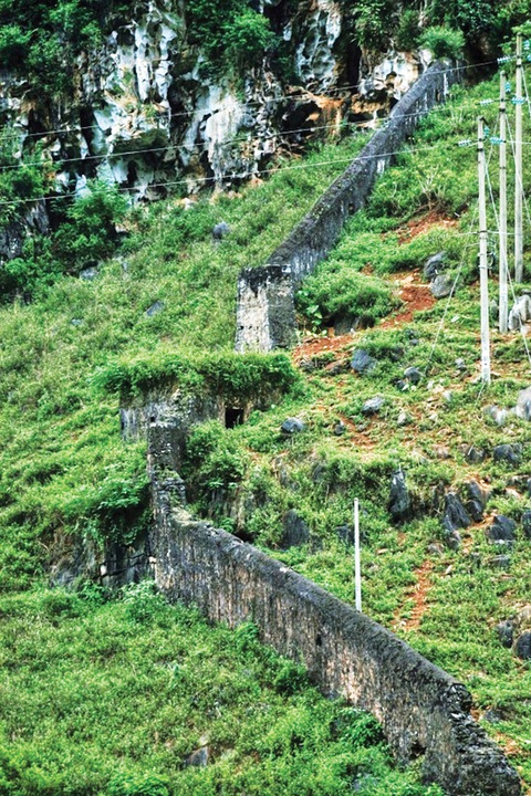 Khám phá di tích đồn Tây vùng cao nguyên đá Hà Giang- Ảnh 2. Tường thành Cán Tỷ (Pháp xây dựng từ những năm 1935 - 1940) nằm gần quốc lộ 4C, thuộc thôn Sủa Cán Tỷ, xã Cán Tỷ và thôn Sán Chồ, xã Bát Đại Sơn, huyện Quản Bạ - Ảnh: THANH NGUYÊN