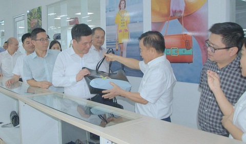 Lo da giày phụ thuộc nguyên liệu ngoại, đề xuất lập trung tâm giao dịch- Ảnh 1. Bộ trưởng Bộ Công Thương làm việc với Hiệp hội Da giày - Túi xách Việt Nam - Ảnh: C.DŨNG