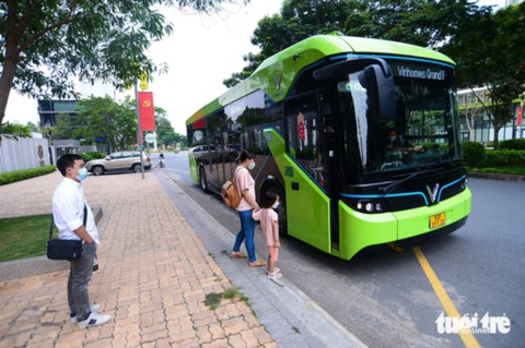 Đông đảo người dân ủng hộ xe buýt điện bởi sự thuận tiện, trang thiết bị hiện đại - Ảnh: QUANG ĐỊNH Đông đảo người dân ủng hộ xe buýt điện bởi sự thuận tiện, trang thiết bị hiện đại - Ảnh: QUANG ĐỊNH