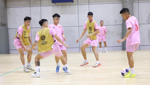 Tuyển futsal Việt Nam sẵn sàng tranh vé vớt World Cup- Ảnh 2. Đội tuyển futsal Việt Nam ra sân tập luyện vào chiều 25-4 - Ảnh: VFF