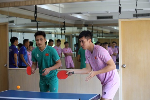 Tuyển futsal Việt Nam sẵn sàng tranh vé vớt World Cup- Ảnh 1. Đội tuyển futsal Việt Nam thư giãn sau khi tập gym vào sáng 25-4 - Ảnh: VFF
