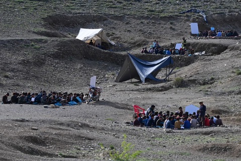 Lớp học giữa trời Các em nhỏ Afghanistan đang nghe giảng ở một trường học được tổ chức ngoài trời tại vùng Yaqubi thuộc tỉnh Khost, Afghanistan. (AFP) Các em nhỏ Afghanistan đang nghe giảng ở một trường học được tổ chức ngoài trời tại vùng Yaqubi thuộc tỉnh Khost, Afghanistan - Ảnh: AFP